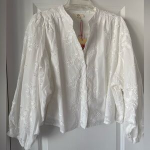 New With Tags Entro White Appliqué Top, Size Small